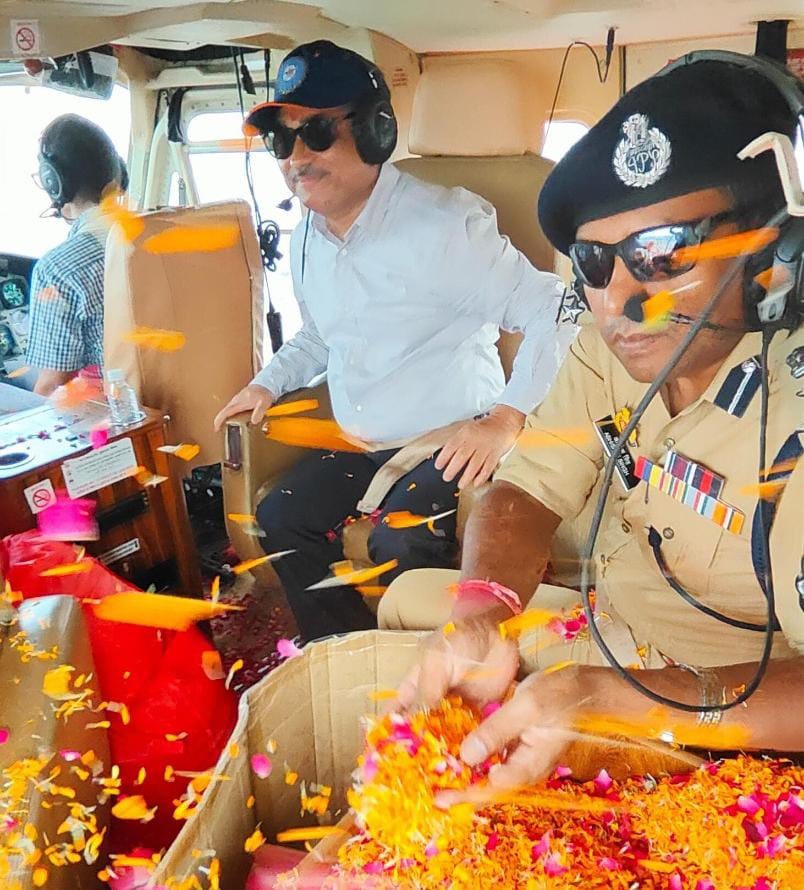 मंडलायुक्त एवं डीआईजी ने की हेलीकॉप्टर से कांवड़ियों पर पुष्प वर्षा