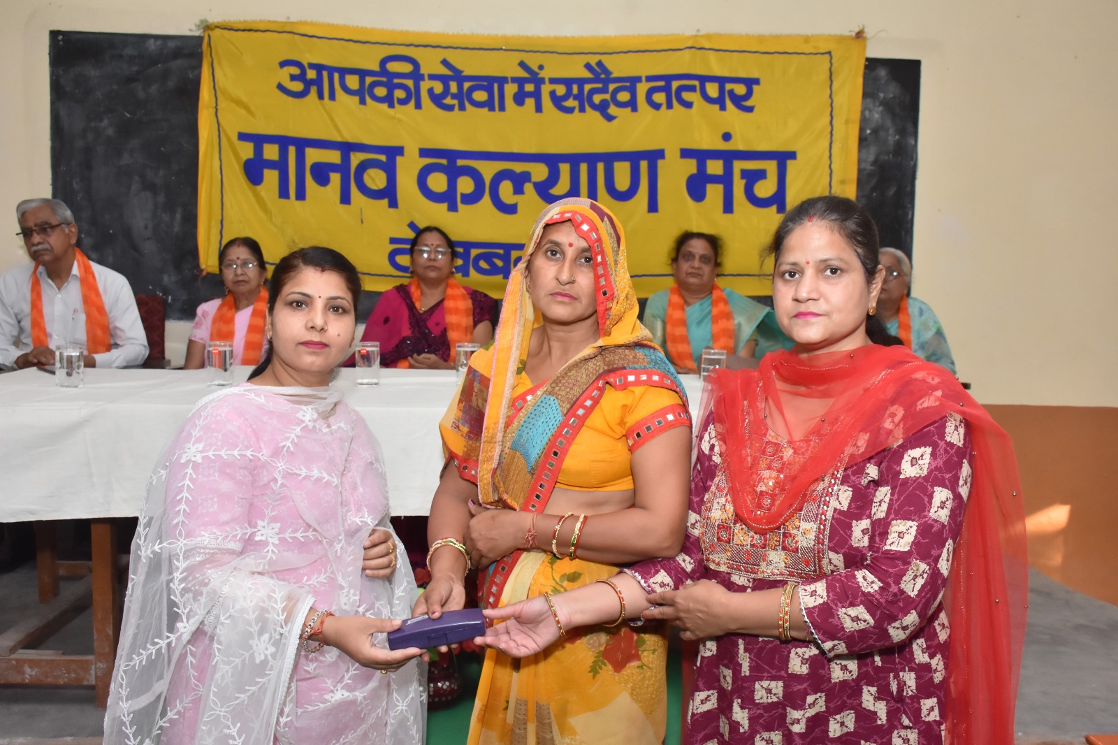 मानव कल्याण मंच महिला मंडल विंग द्वारा 63 निर्धन व जरूरतमंद लोगों को चश्मे वितरित किए गए