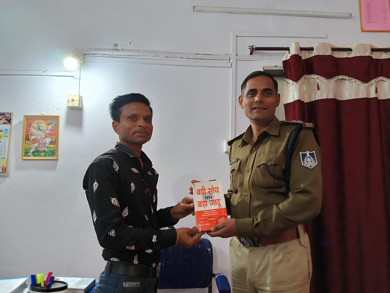 लालबर्रा नवागत थाना प्रभारी से औलियाकन्हार फिजिकल क्लब के सचिव ने की सौजन्य भेंट