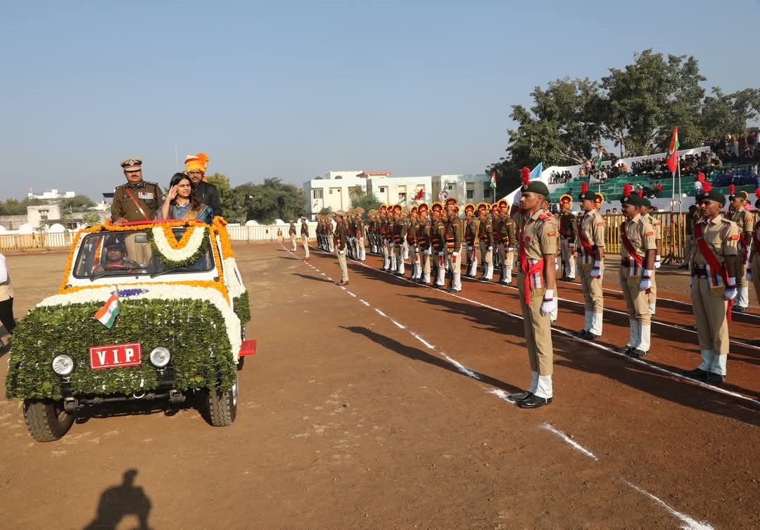गणतंत्र दिवस पर कलेक्टर सुश्री बाफना ने ध्वज फहराकर परेड की सलामी ली