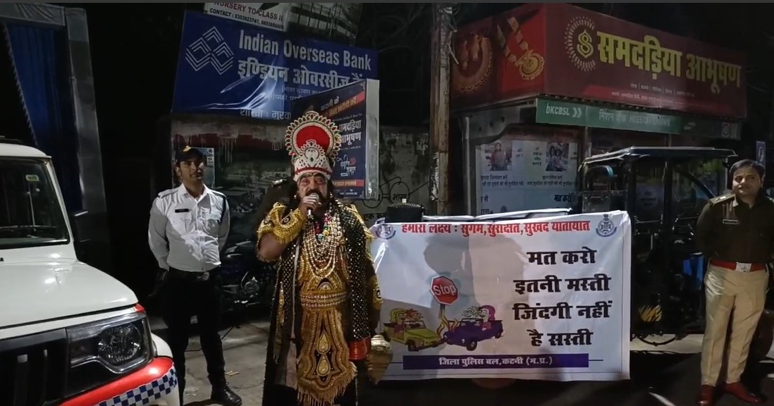 On the initiative of the traffic department, drivers were made aware under the awareness campaign