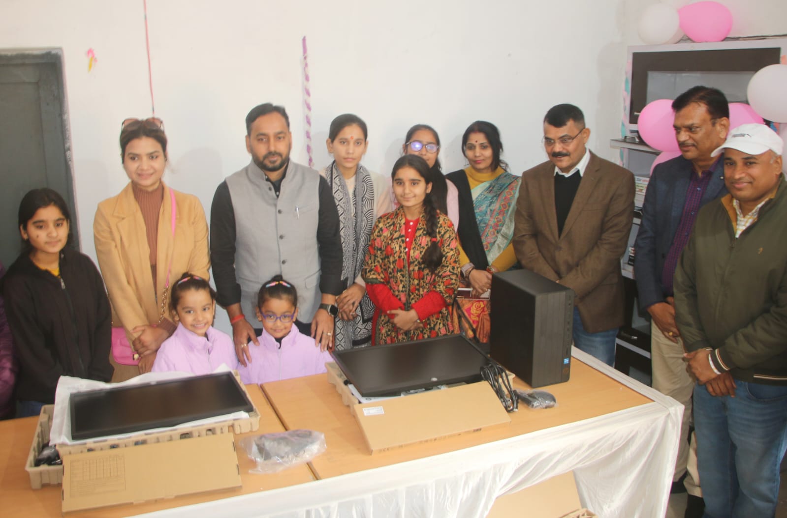 बेटी बचाओ बेटी पढ़ाओ की बलिकाओ के बीच कलेक्टर ने  मनाया अपनी बेटीयों का जन्मदिवस