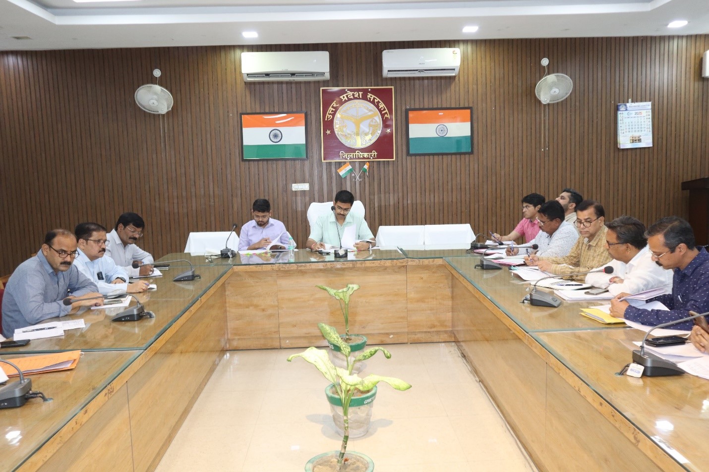 जिलाधिकारी ने की गोआश्रय स्थलों एवं पशुधन के संबंध में समीक्षा बैठक