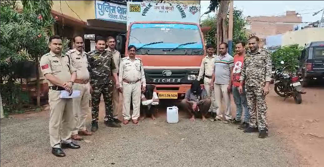 शिवपुरी पुलिस द्वारा दो गौवंश तस्करों को जहरीली शराब के साथ दबोचा