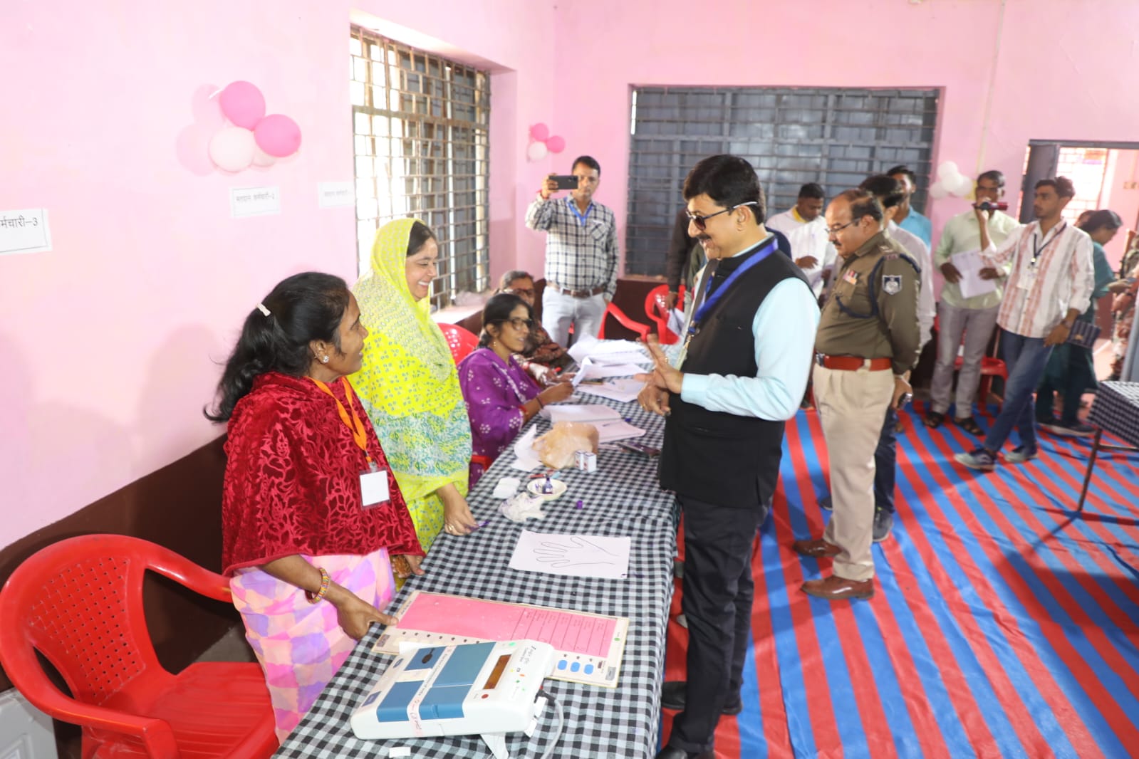 कलेक्टर एवं पुलिस अधीक्षक ने शाजापुर मुख्यालय के आदर्श, पिंक एवं महिला मतदान केंद्रो का निरीक्षण कर व्यवस्थाओं को देखा