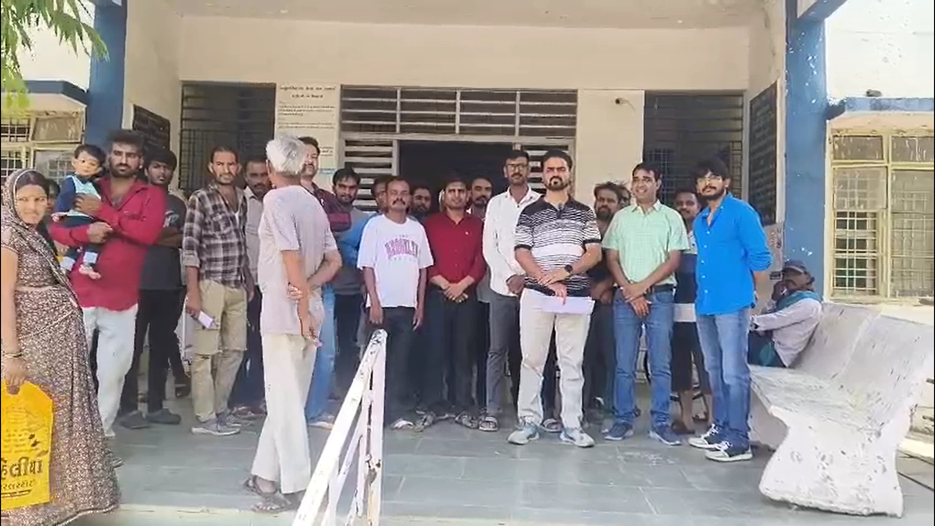 ड्यूटी पर तैनात विकासखण्ड चिकित्सा अधिकारी डॉ. देवेन्द्र मोर्य पर रात्री में अचानक हुवा हमला