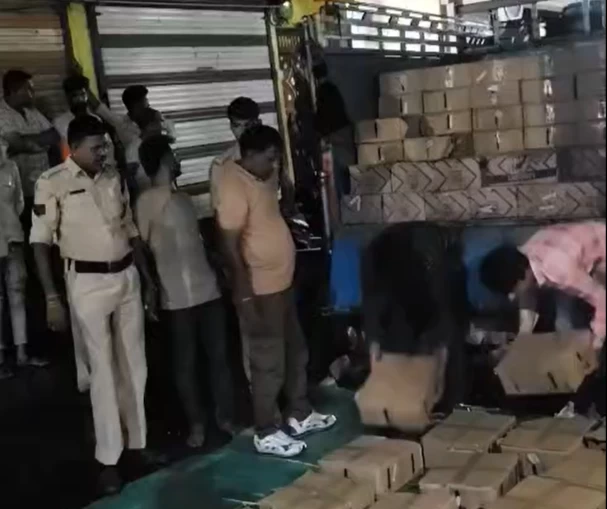 फिल्मी अंदाज में पुलिस ने पकड़ी अवैध शराब से भरी पिकअप