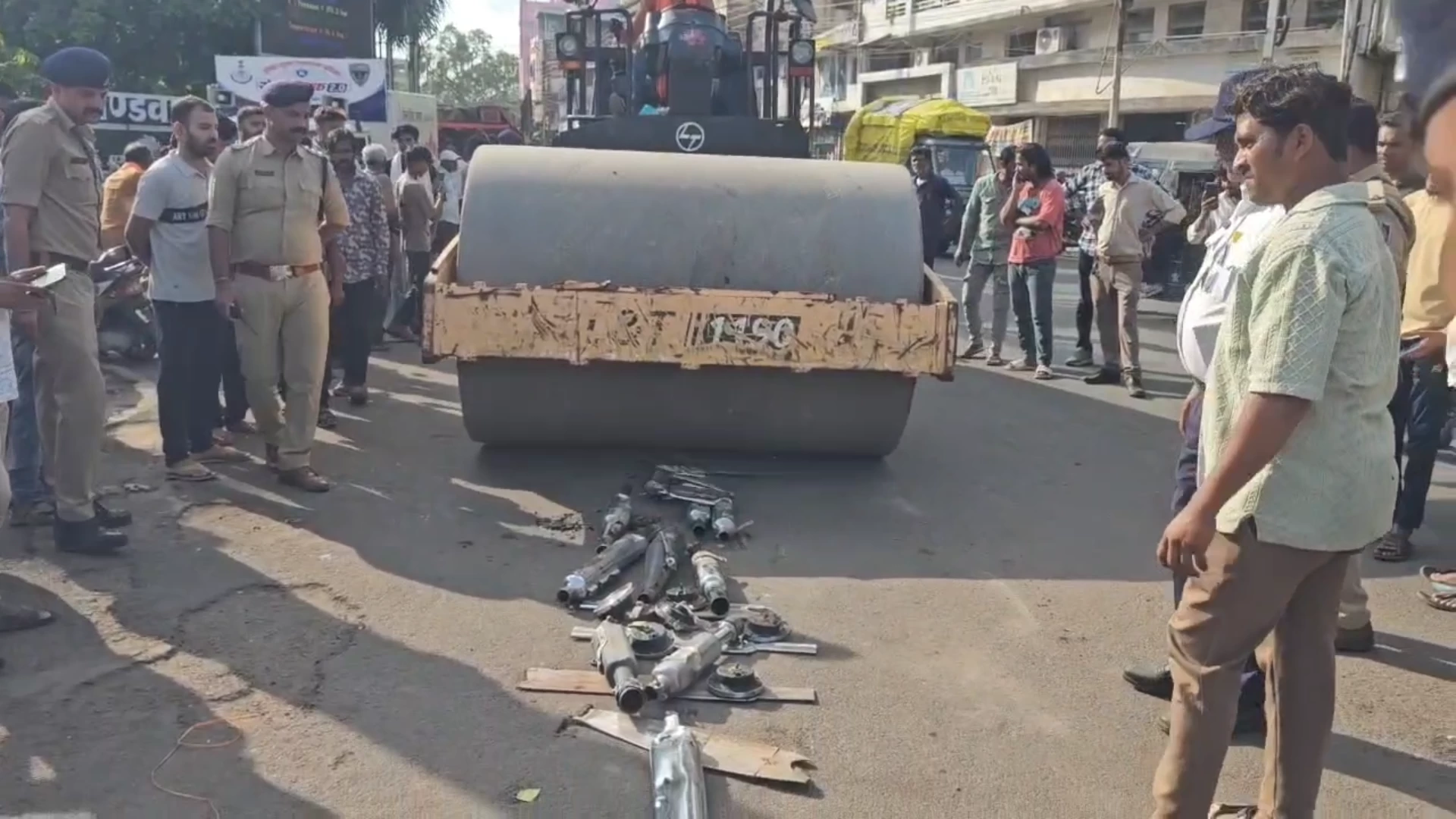 मॉडिफाइड साइलेंसरों पर चला यातयात पुलिस की कार्रवाई