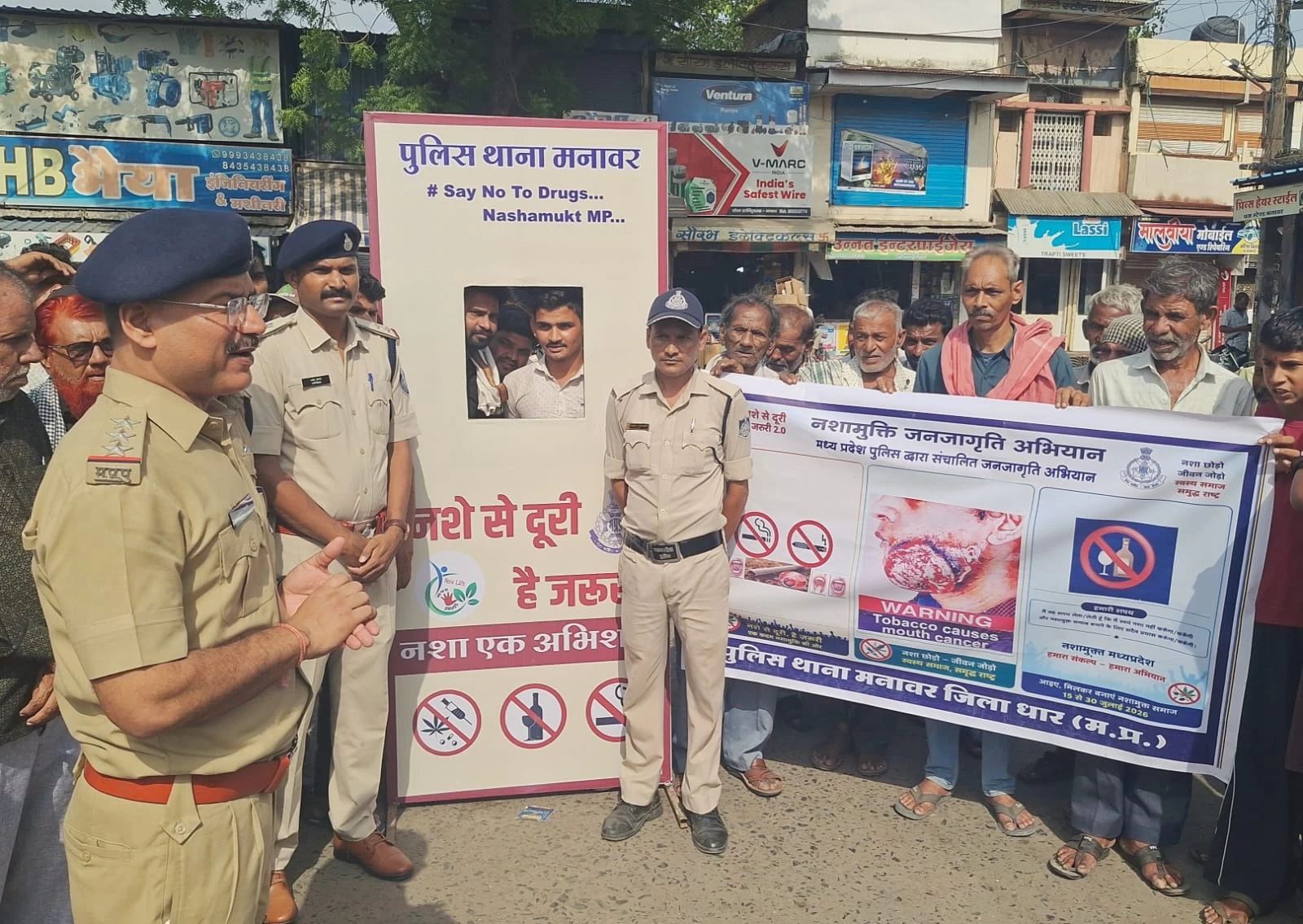 A drug de-addiction campaign was launched at the bus stand in Manawar, Dhar