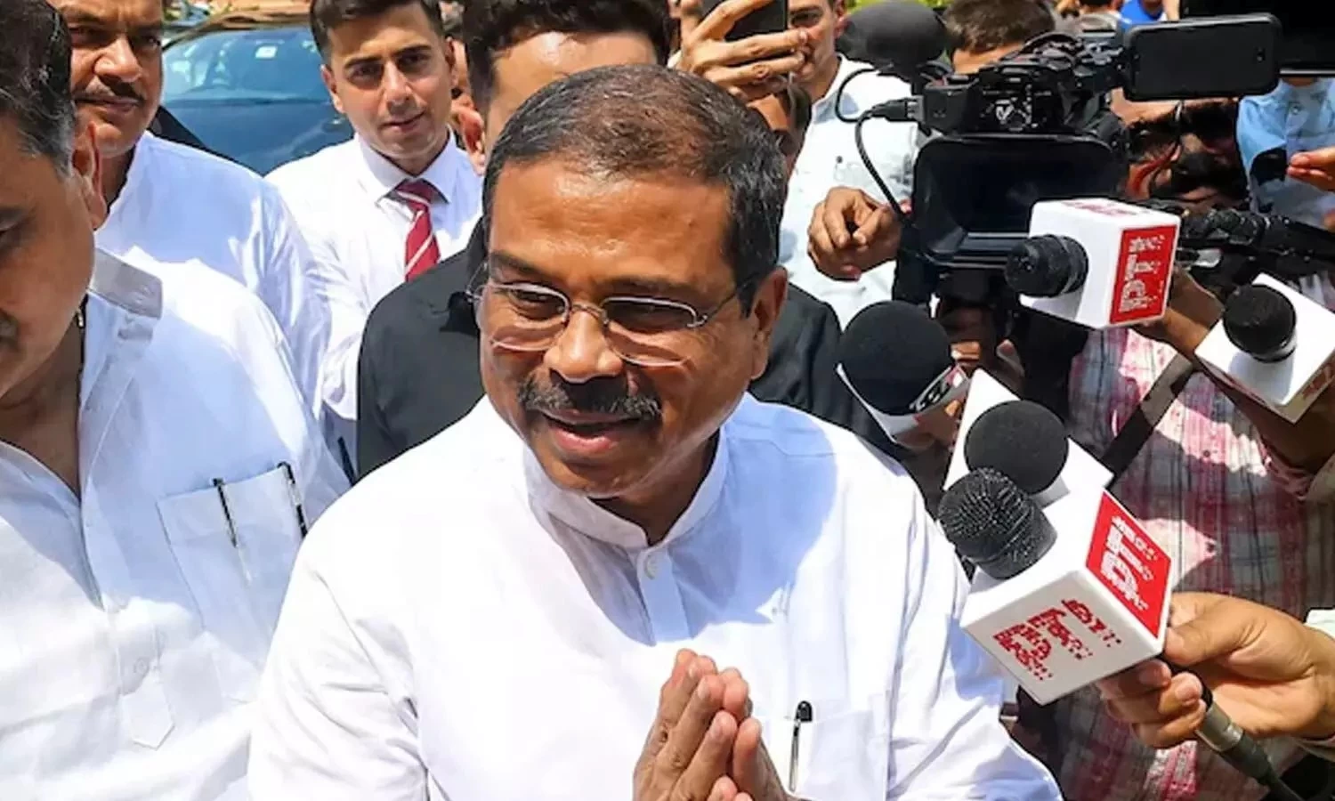 नीट आंदोलन के दबाव में धर्मेंद्र प्रधान का इस्तीफा