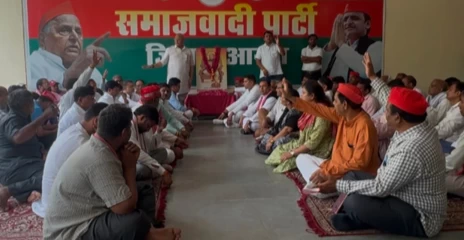 A grand program was held at the Samajwadi Party office on the birth anniversary of Maharaja Daksha Prajapati.
