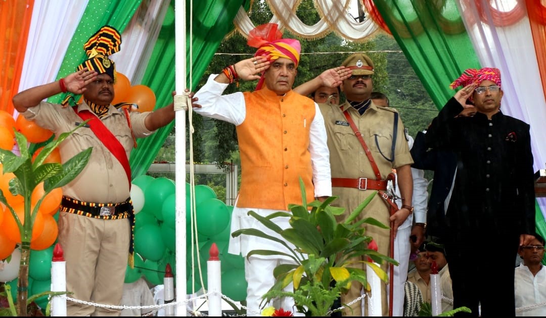 स्वतंत्रता दिवस पर प्रभारी मंत्री तथा प्रदेश के वन एवं पर्यावरण मंत्री रामनिवास रावत ने किया ध्वजारोहण