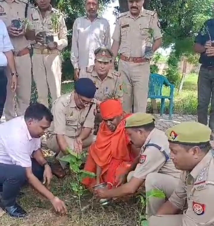 देवबंद में कुटी रोड स्थित आश्रम पर पौधरोपण करते हुए  पर्यावरण संरक्षण का संदेश दिया गया