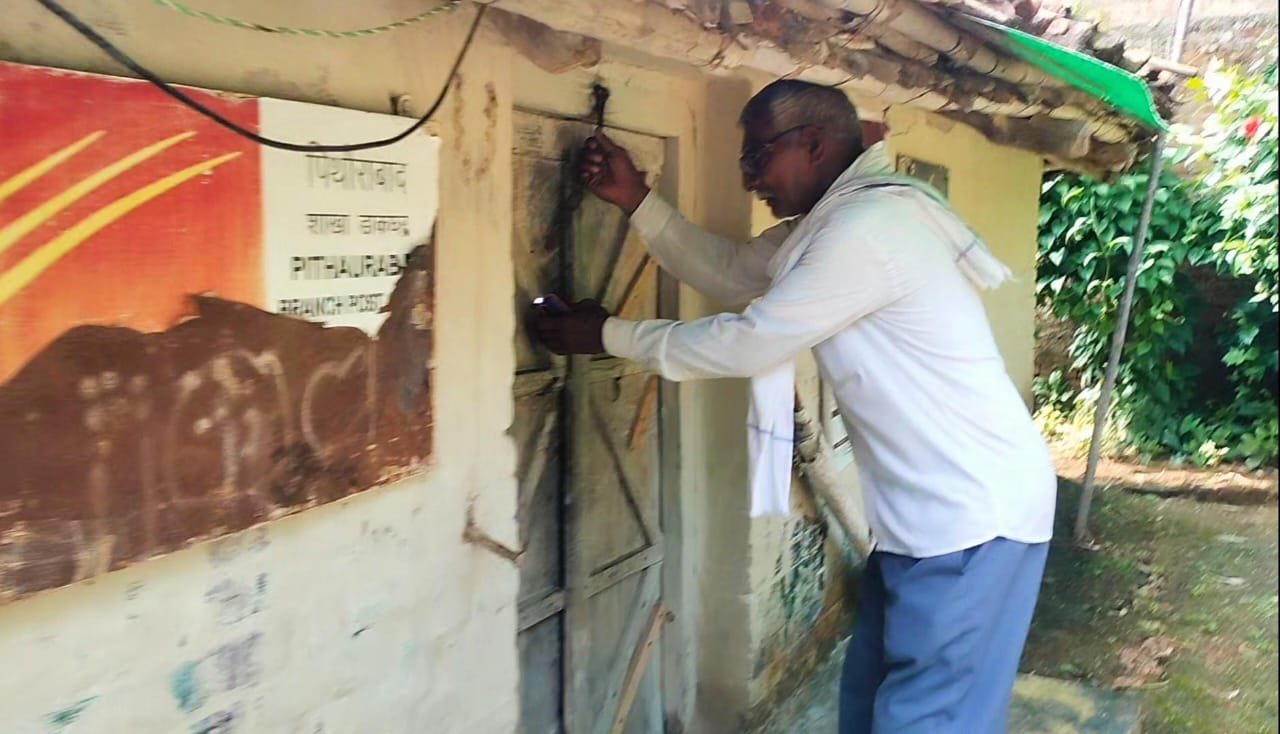 Breaking the door of the post office and the postman's house, jewelry worth lakhs stolen