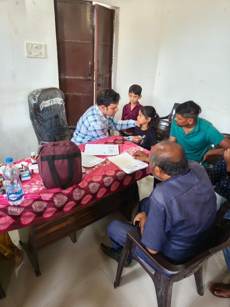 गुलुआ में निशुल्क चिकित्सा शिविर का आयोजन गांधी जयंती के अवसर पर किया गया 