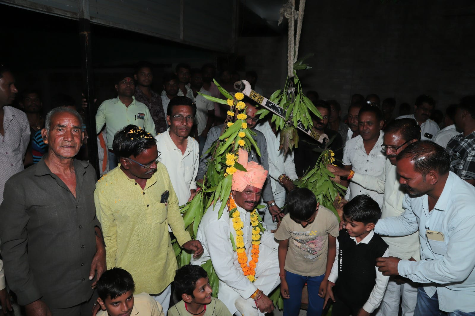 धार से जनसंपर्क मे निर्दलीय उम्मीदवार कुलदीप सिंह बुन्देला को मिल रहा है ग्रामीणों का प्यार