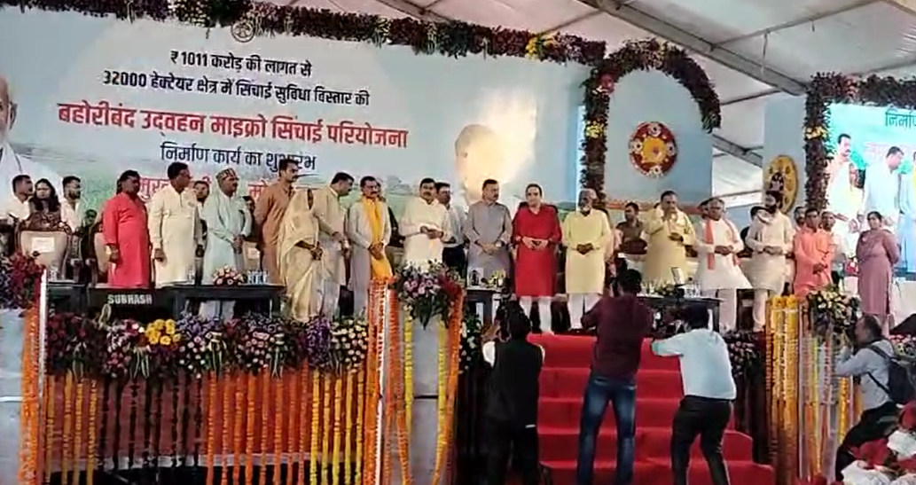 बरसते पानी मे हेलीकॉप्टर से कटनी पहुंचे सीएम मोहन यादव