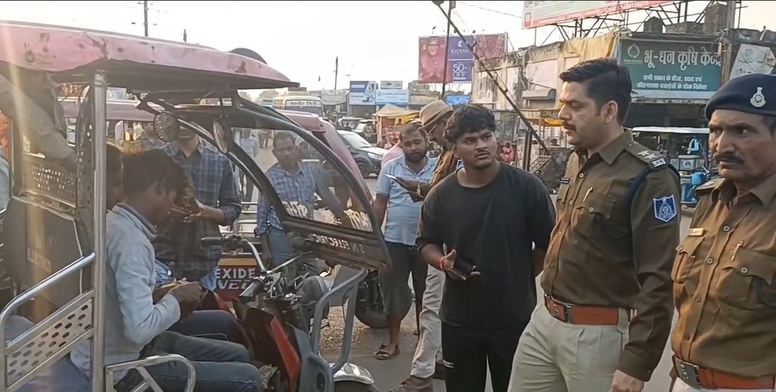 बस स्टैंड चौंकी प्रभारी ने की ऑटो एवं ई-रिक्शा की जांच