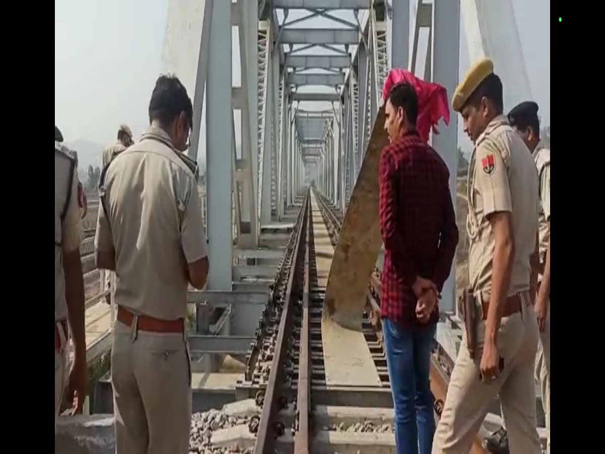 उदयपुर-अहमदाबाद रेलवे ट्रैक को विस्फोट कर उड़ाया
