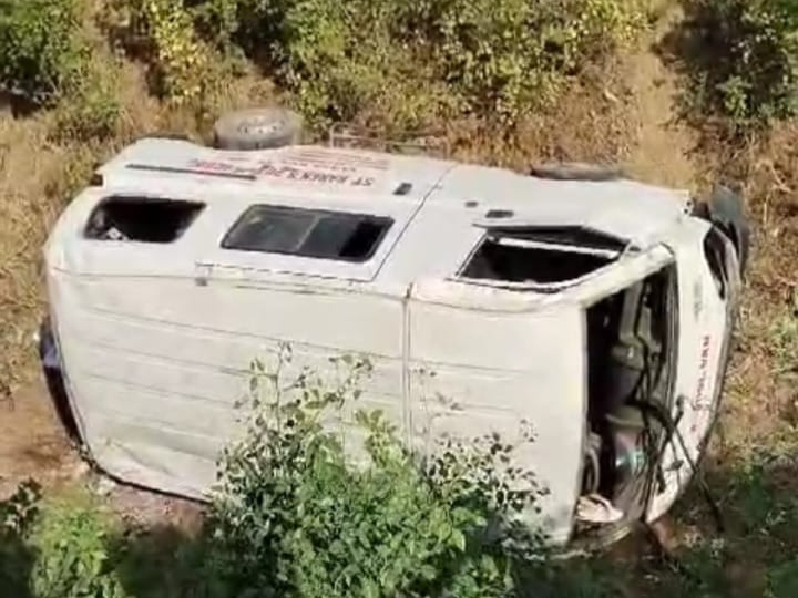 नहर में पलटी स्कूल वैन