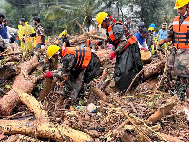 4 people rescued alive from the debris 4 days after Wayanad landslide