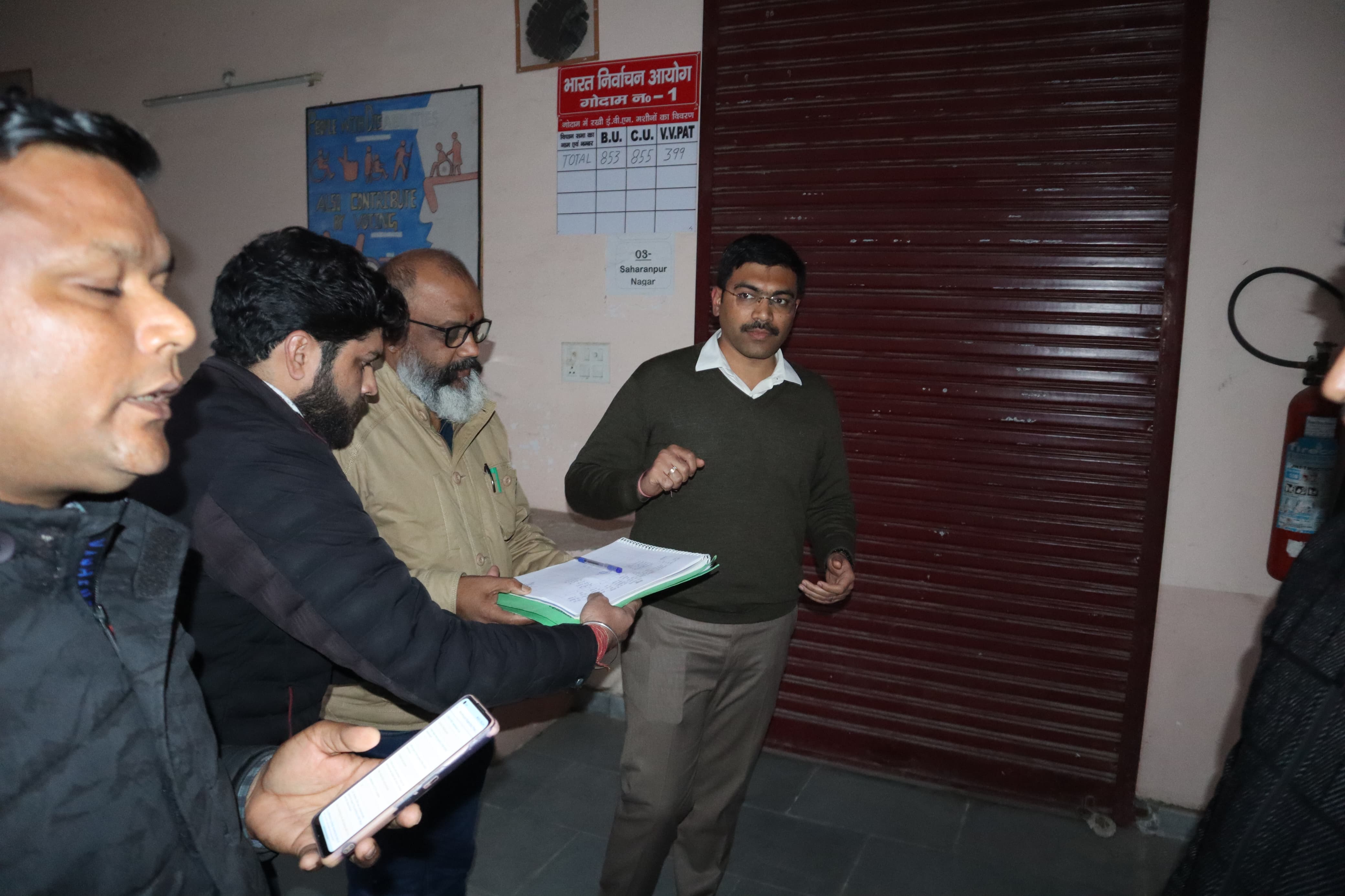 जिला निर्वाचन अधिकारी मनीष बंसल ने किया सील्ड गोदाम का निरीक्षण 