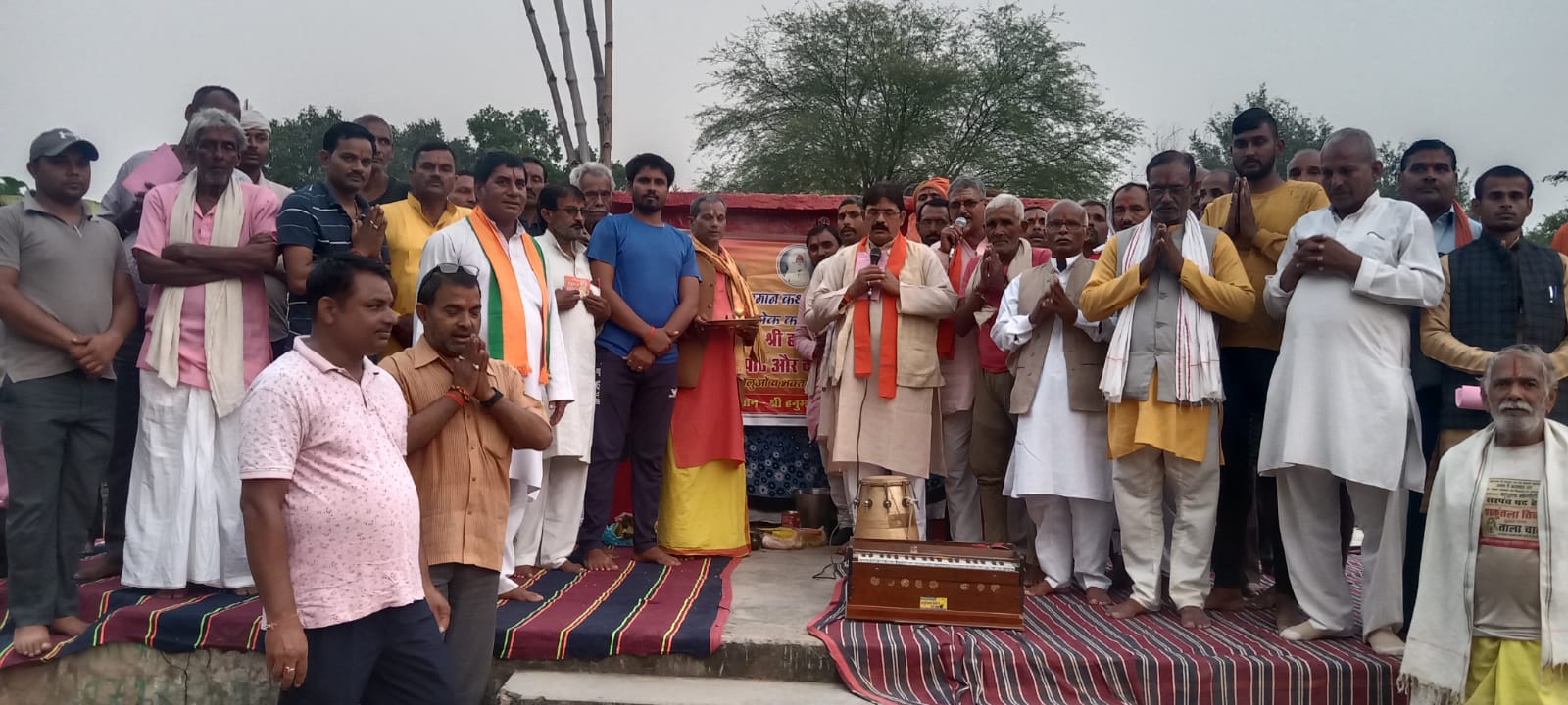 रीवा के पतिहन टोला गांव के श्री हनुमान मंदिर में हुआ सामूहिक हनुमान चालीसा पाठ