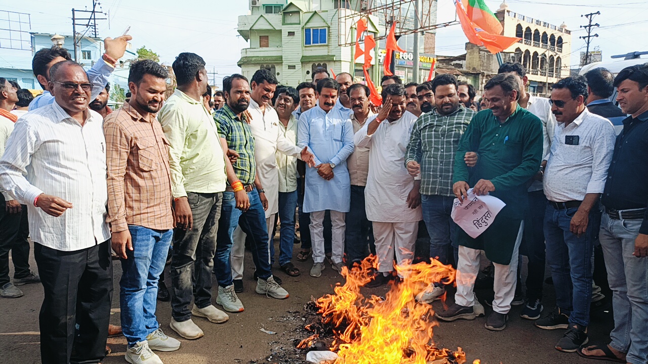 भारतीय जनता युवा मोर्चा ने राहुल गांधी का जलाया पुतला