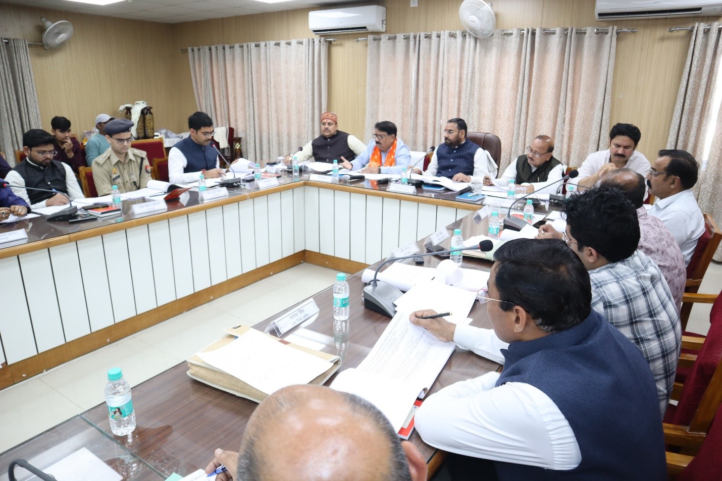 आरटीई एक्ट को गहनता से पढ़कर गंभीरता से कराएं लागू :- सभापति डॉ. मानवेंद्र प्रताप सिंह