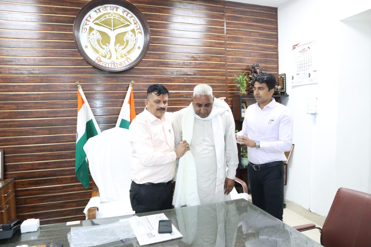 जिलाधिकारी ने शामली-अंबाला हाईवे प्रकरण में प्रशासन एवं कृषकों के बीच मध्यस्थता में सक्रिय भूमिका निभाने वाले शत-प्रतिशत नेत्रहीन दिव्यांग कृषक को किया सम्मानित