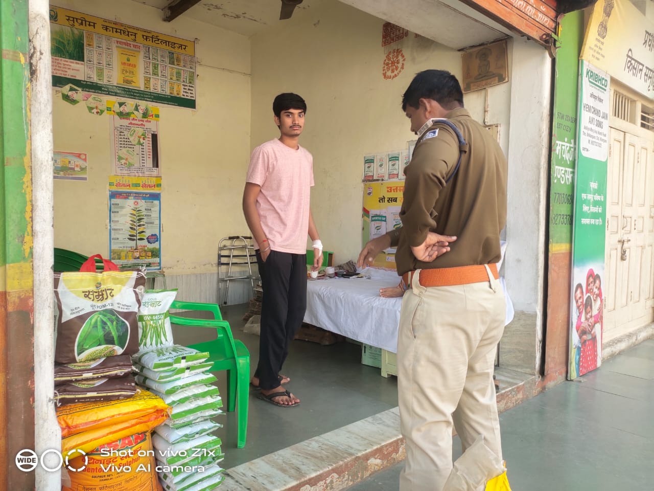 खरगोन के भीकनगांव में दो दुकानों पर चोरों ने की चोरी