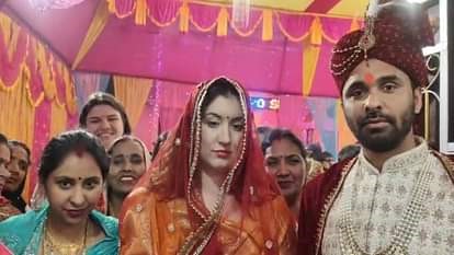 अमेरिकी दुल्हन के साथ शादी के बंधन में बंधा भारतीय दूल्हा