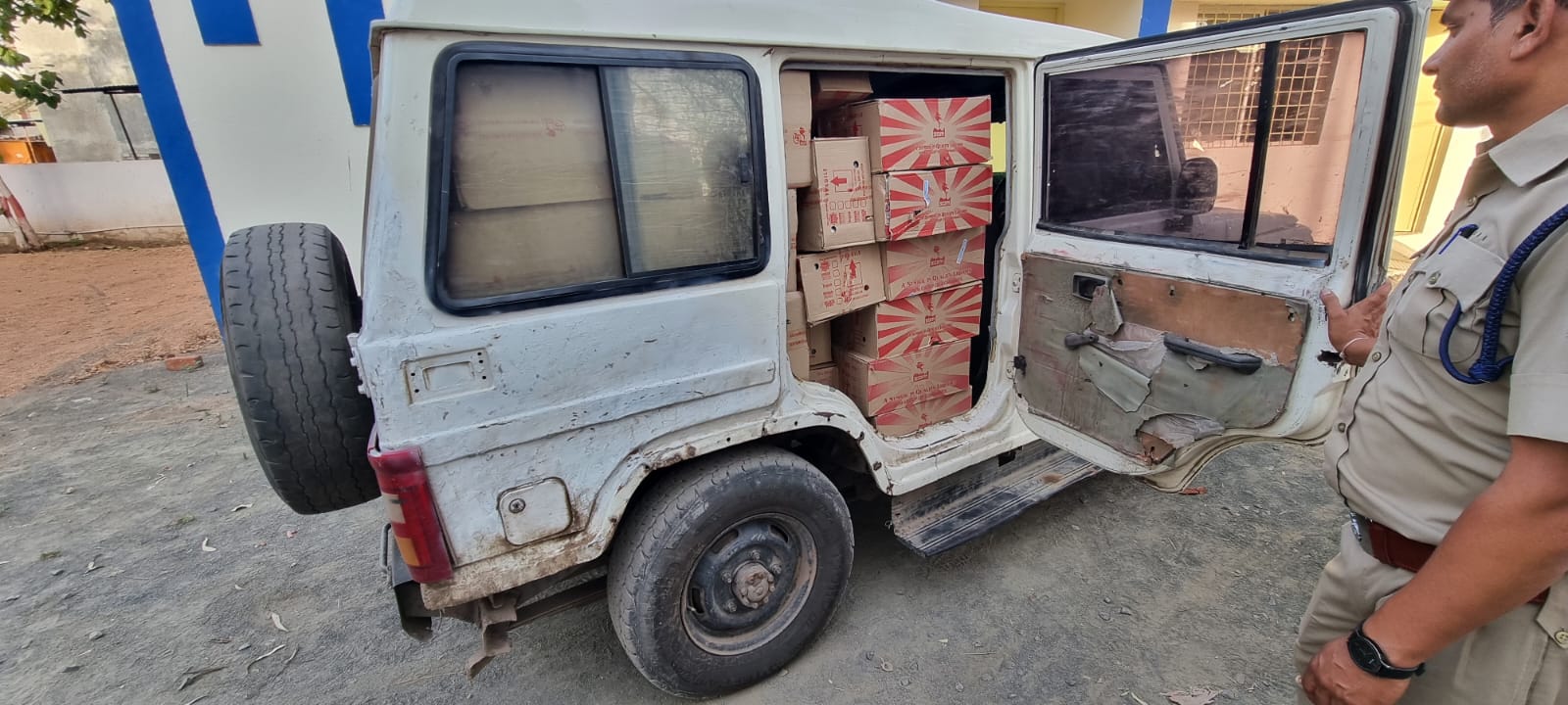 एमपी अलीराजपुर में पुलिस की अवैध शराब के विरूद्ध कार्यवाही