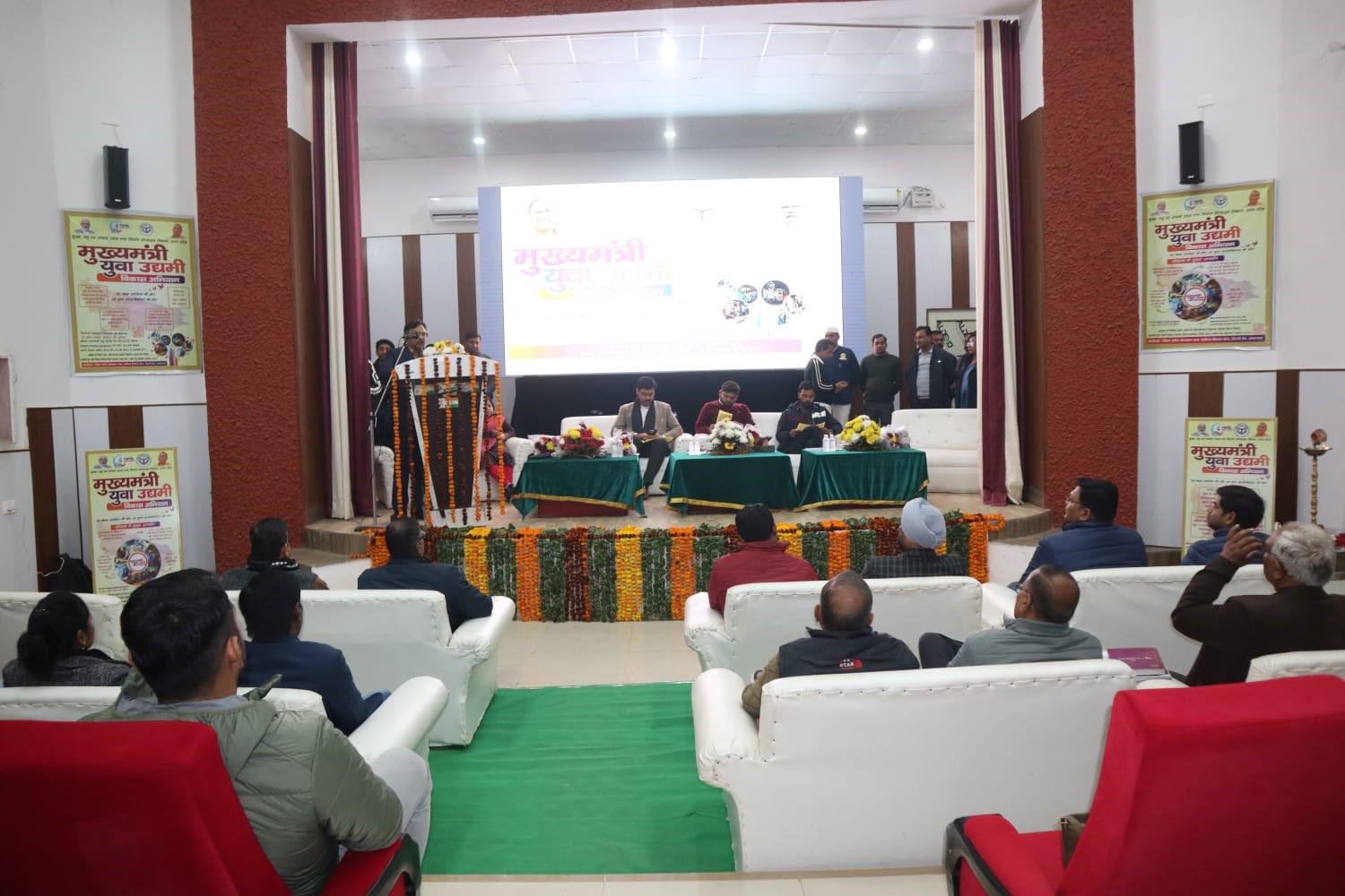 जिलाधिकारी द्वारा राजकीय औद्योगिक प्रशिक्षण संस्थान में मण्डल स्तरीय वृहद कार्यशाला का किया गया उद्घाटन