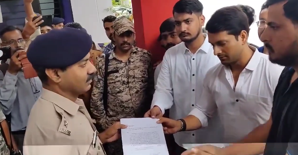 यूथ कांग्रेस प्रदेश अध्यक्ष मितेंद्र सिंह ने एवं अन्य कांग्रेस कार्यकर्ताओं के साथ ग्वालियर एसपी को दिया गया ज्ञापन