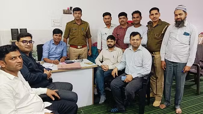 बरेली में ग्राहक बनकर साड़ी खरीदने पहुंचे अफसर