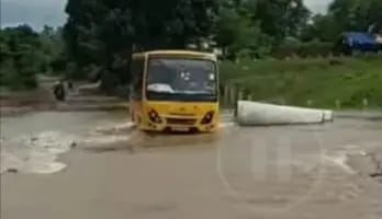 स्कूली बस के बच्चो को उफनाते नाले से ले जा रही बस का वीडियो वायरल