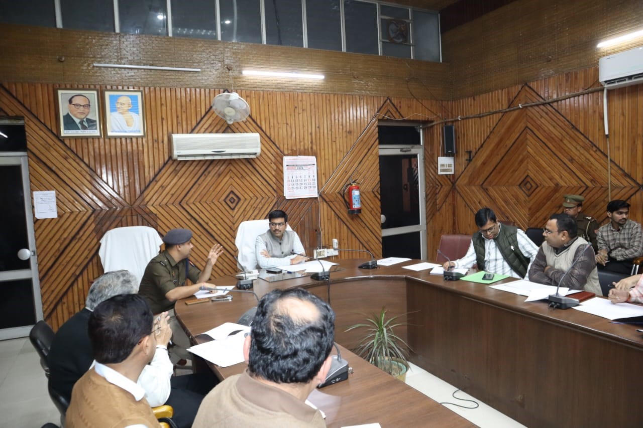 निर्माणाधीन स्थल से उचित दूरी पर डाईवर्जन व चेतावनी बोर्ड एवं अन्य सुरक्षात्मक कार्य करने के दिए निर्देश