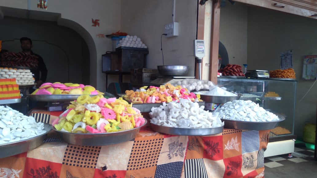 मकर संक्रांति पर्व पर बनकर तैयार हो गई बुंदेलखंड की गड़िया घुल्ला की मिठाई