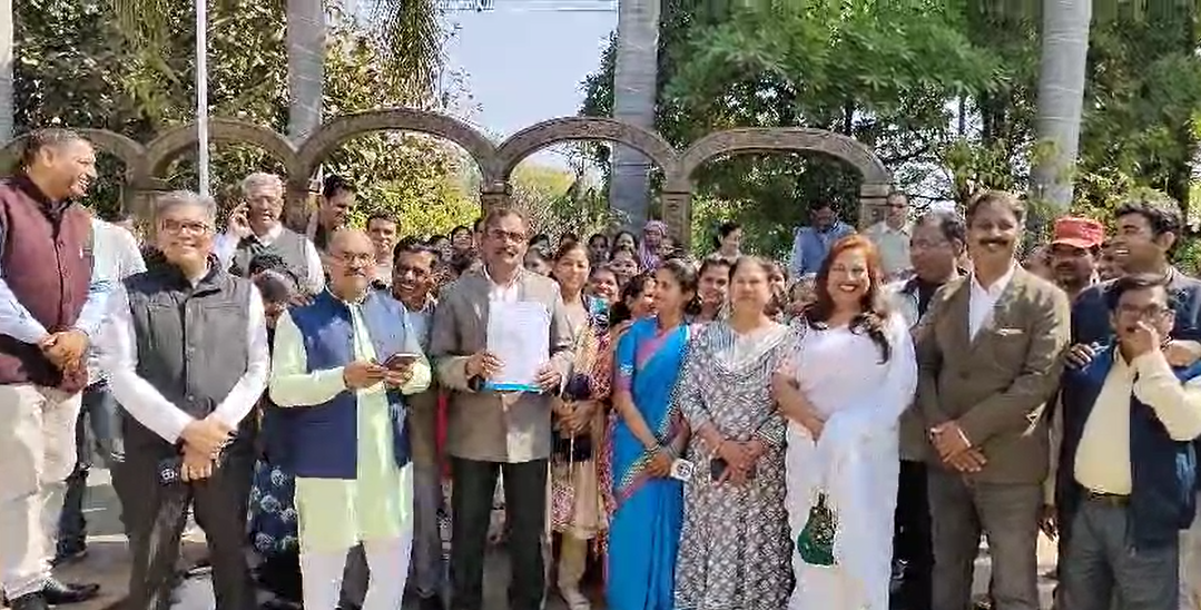 Protested by stopping educational work for one day