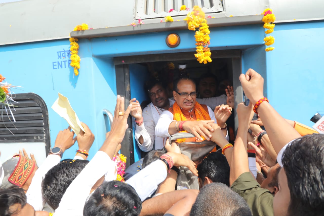 केन्द्रीय कृषि मंत्री श्री शिवराज सिंह चौहान के स्वागत के लिए रेलवे स्टेशन में  उमड़ी भाजपा कार्यकर्ताओं की भीड़ 