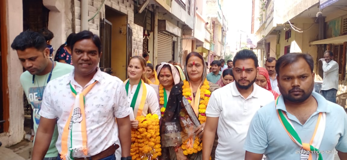 Congress candidate Smt. Prabha Balmukundsingh Gautam did public relations