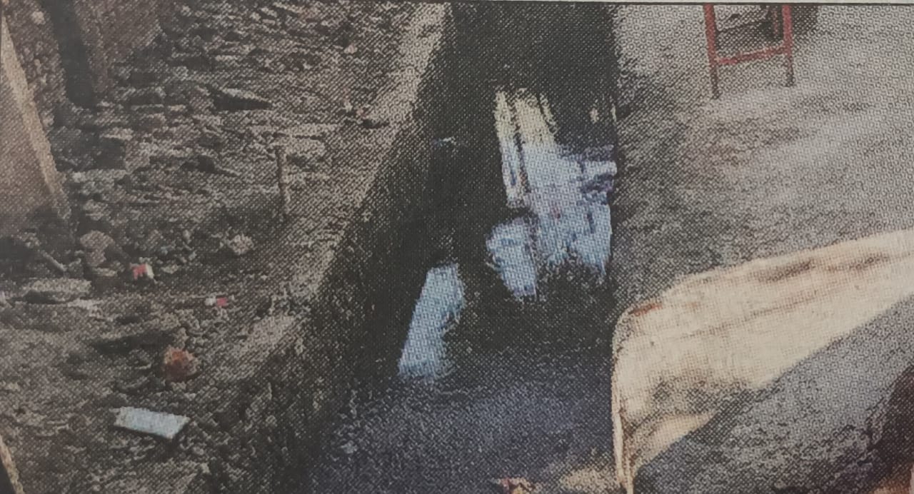 खेलते हुए एक बच्चा अचानक नाले में गिरा