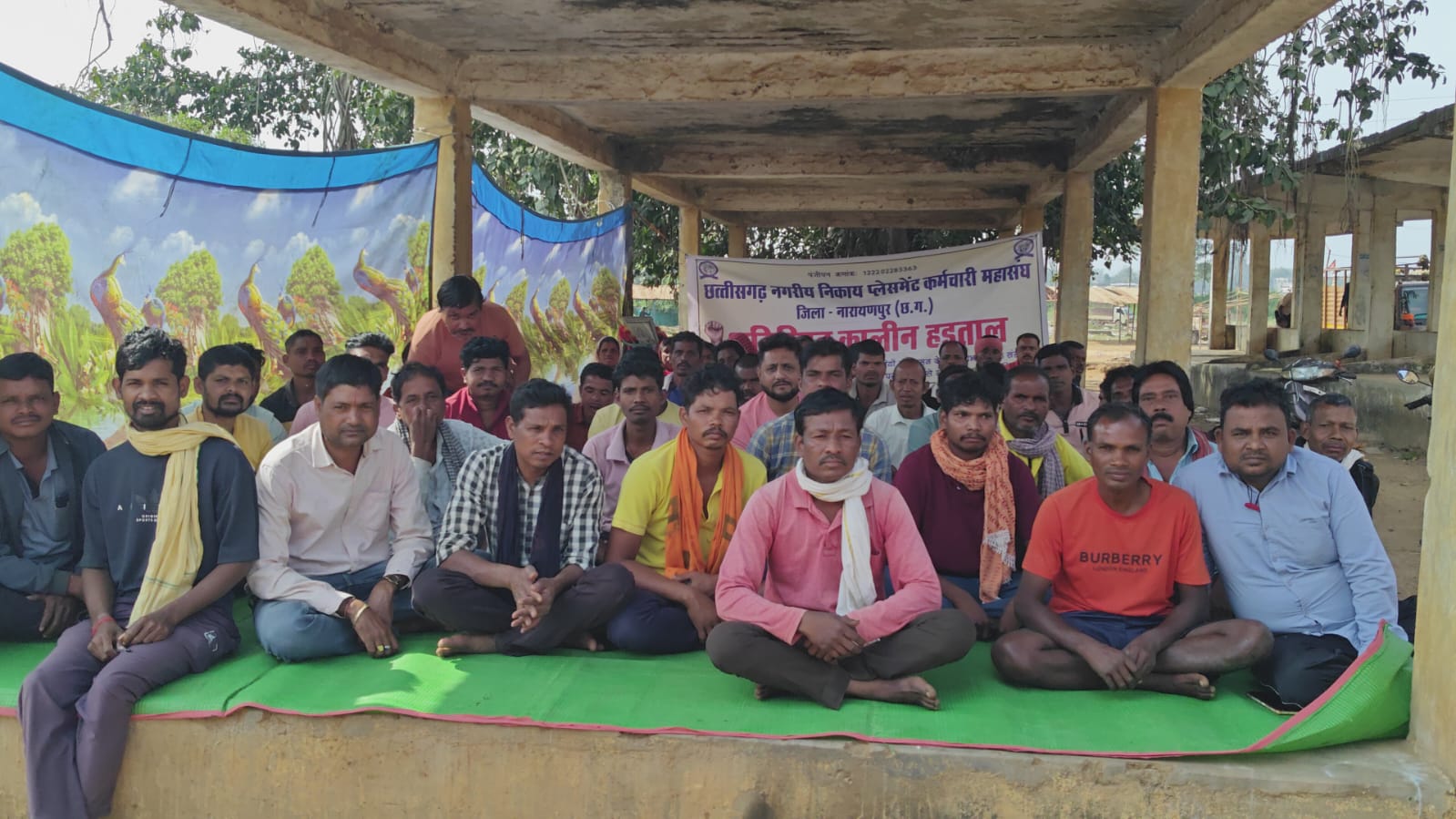 नगर पालिका के कर्मचारी चले गए हड़ताल पर