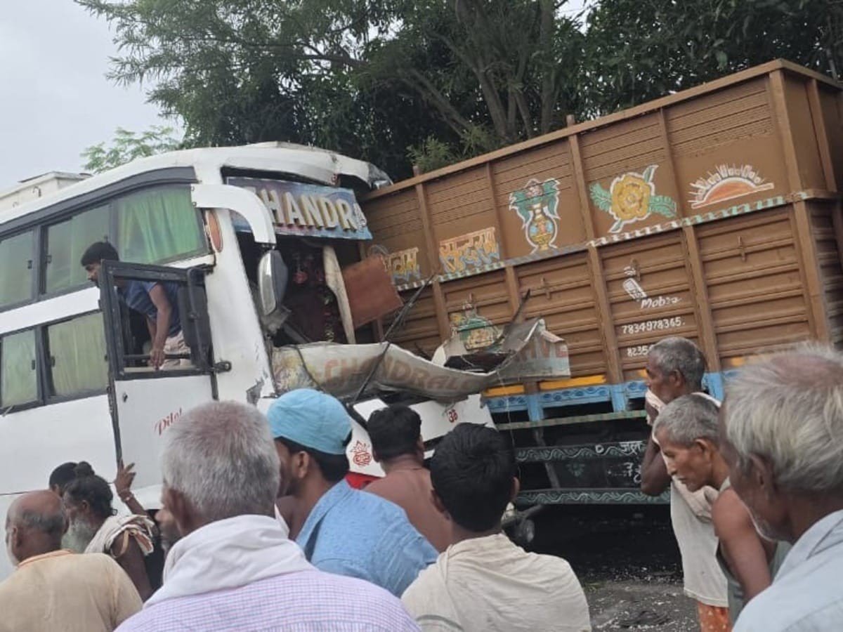 पटना से अररिया जा रही बस सुपौल में ट्रक से भिड़ी