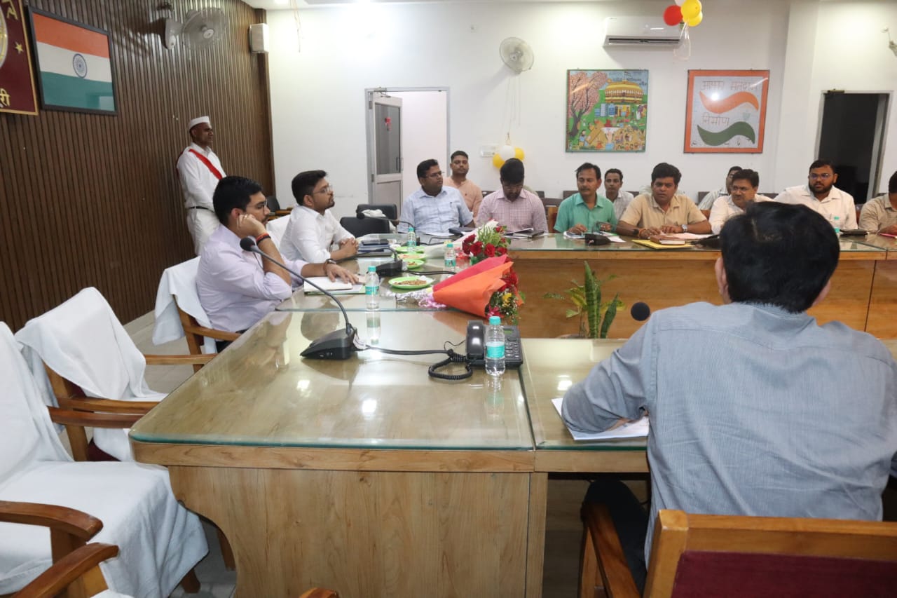 जिलाधिकारी ने जनपद में निर्माणाधीन महत्वपूर्ण परियोजनाओं की समीक्षा की
