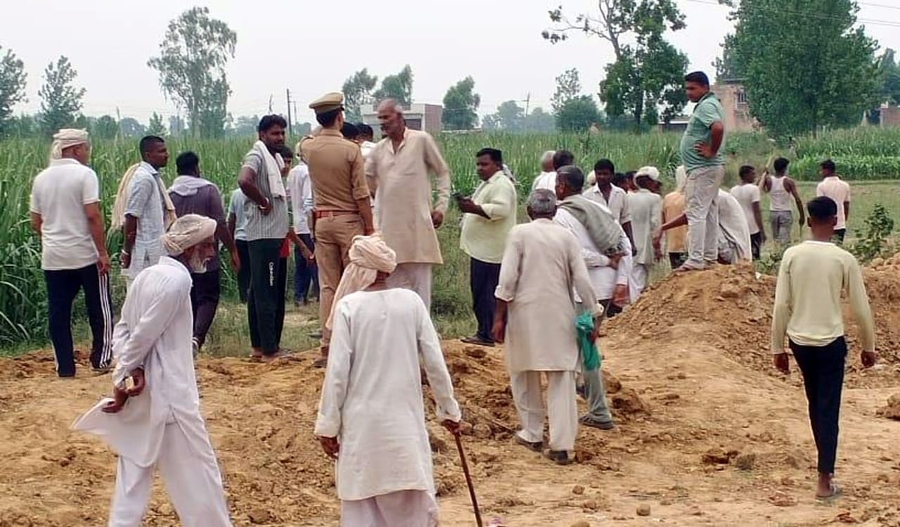 कब्रिस्तान की भूमि से गंदा पानी निकालने को लेकर चल रहे विवाद में दो पक्ष आए आमने- सामने