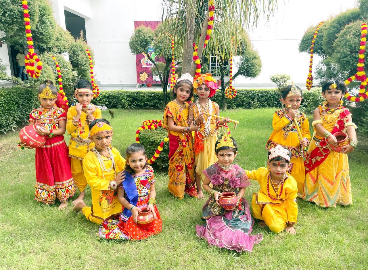 देवबंद के मेपल्स एकेडमी प्रांगण में बडे हर्षोल्लास के साथ मनाया गया श्रीकृष्ण जन्माष्टमी उत्सव