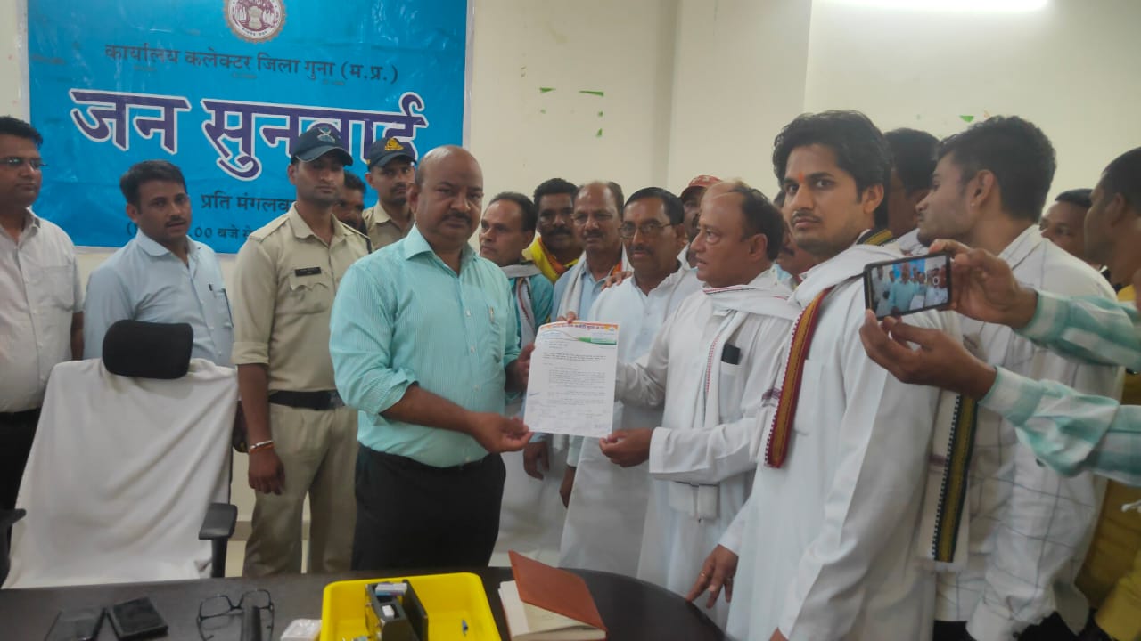 जनसुनवाई में आवेदन देने पहुंचे पूर्व विधायक लक्ष्मण सिंह