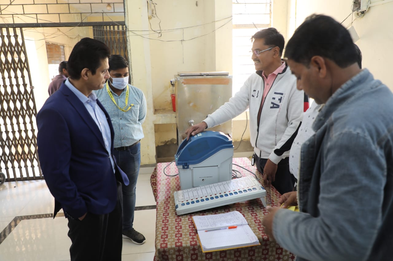 स्वास्थ्य शिविर में शासकीय सेवकों एवं परिजनों ने कराया परीक्षण